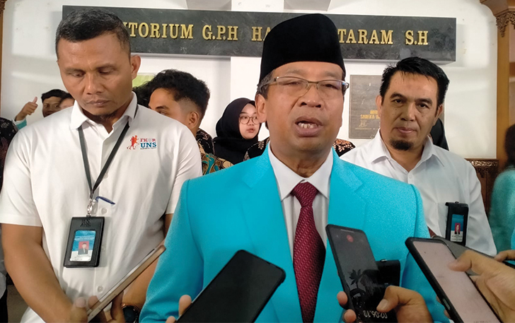 Jamal Wiwoho saat masih menjabat rektor Universitas Sebelas Maret memberikan keterangan usai membuka PKKMB UNS, Senin (21/8)
