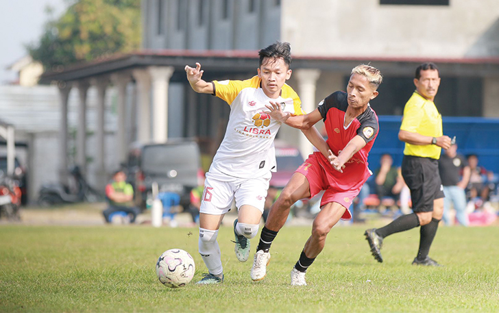 KETAT: Pertandingan Surakarta United versus Westcyou di semifinal LIBRA Piala Prabowo di lapangan sepak bola Desa Wonorejo (20/8).