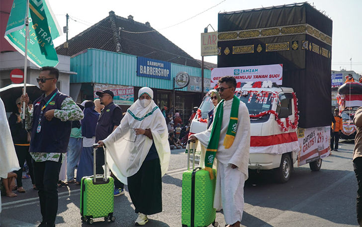 IKUT BERPARTISIPASI: Zam Zam Tour dan Travel ikut serta dalam Pawai Pembangunan Peringatan  HUT ke-78 Kemerdekaan RI, kemarin.