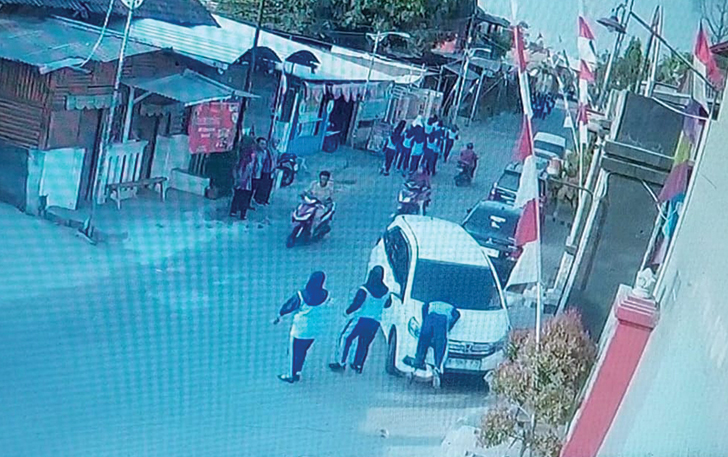 Tangkapan video cctv terkait siswi SMKN 1 Banyudono yang ditabrak mobil yang dikendarai guru. Korban terseret hingga beberapa meter dan dilarikan ke rumah sakit.