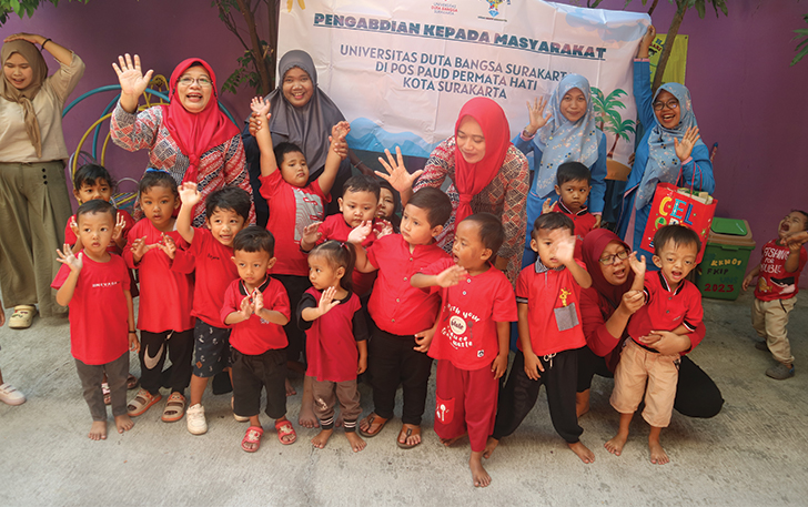 Tim PkM Universitas Duta Bangsa (UDB ) latih interaksi sosial anak POS PAUD Permata Hati melalui pengenalan komoditas buah-buahan lokal Indonesia.