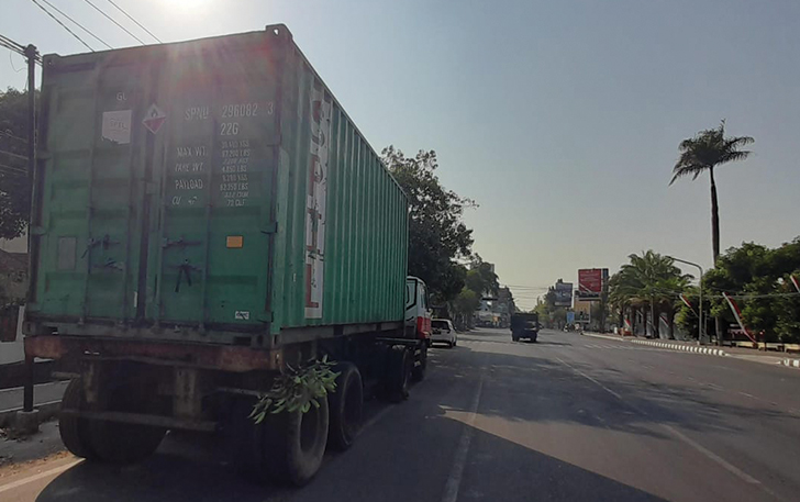 Truk kontainer terparkir di Jalan Solo-Sragen. Truk ini terlibat kecelakaan dengan sepeda motor yang mengakibatkan siswa SD usia 10 tewas, Rabu (23/8).