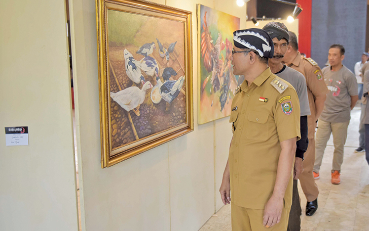 BERI APRESIASI: Bupati Boyolali M. Said Hidayat melihat salah satu karya seni pelukis lokal yang dipamerkan di Gedung Panti Marhaen, Kecamatan Boyolali Kota, kemarin (22/8).