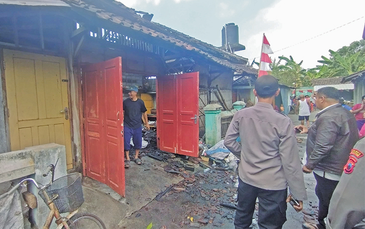 HANGUS: Dapur sekaligus kandang ayam di Desa Beji, Kecamatan Pedan, terbakar, kemarin.
