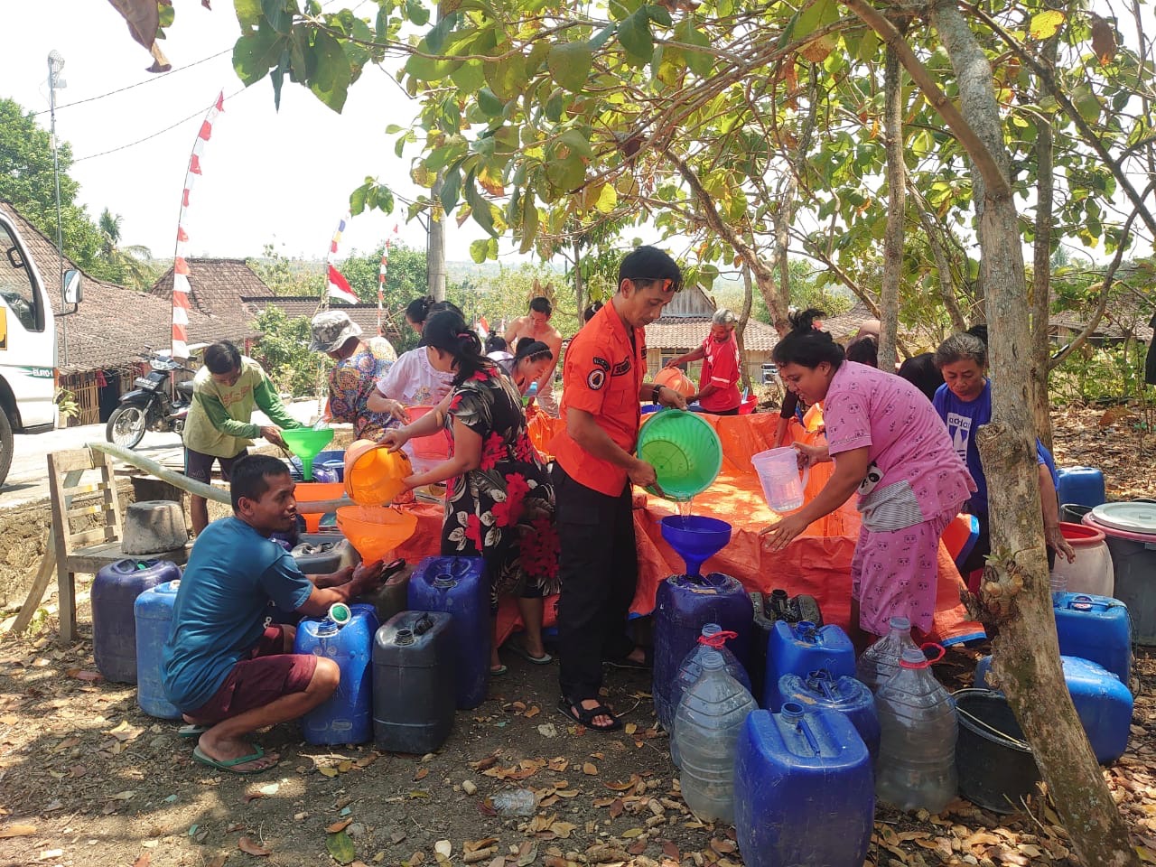 Distribusi bantuan air bersih oleh Badan Penanggulangan Bencana Daerah Boyolali di Kecamatan Kemusu, Kabupaten Boyolali, Kamis (24/8/2023) (RAGIL LISTYO/RADAR SOLO)