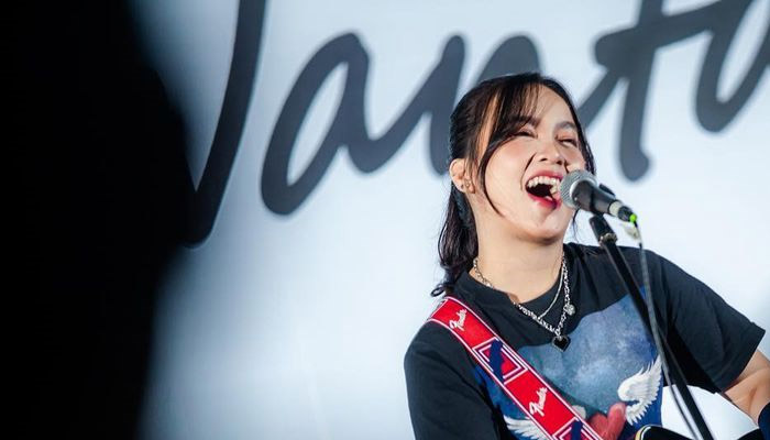 Totalitas : Nadila Cindi Wantari, Penyanyi sekaligus Gitaris Kidal Mantan Member JKT48