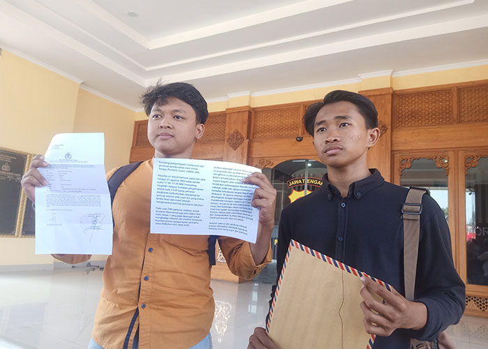 Ketua Badan Eksekutif Mahasiswa (BEM) FMIPA UNS Khoirul Umam (kanan) saat melengkapi laporan penganiayaan di Mapolresta Solo, Kamis (24/8).