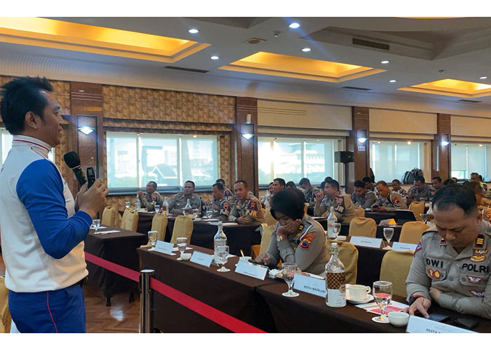 Senior Instruktur Safety Riding Astra Motor Jateng Oke Desiyanto memberikan materi teknik dan tips keselamatan berkendara kepada&nbsp;para kasatlantas, kanit PJR dan kanit turjawali wilayah tugas Jateng.