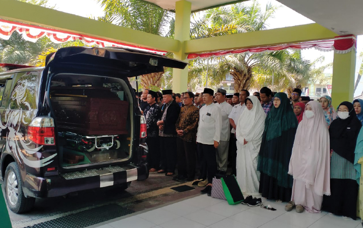 Prosesi Sholat jenazah Dosen UIN Wahyu Dian Silviani yang dipimpin langsung oleh Ketua MUI Sukoharjo Abdulah Faisal, Jumat (25/8).