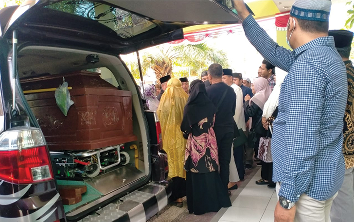 Jenazah Dosen UIN Raden Mas Said Solo diterima langsung oleh pihak kelurga usai  disholatkan di depan Gedung Rektorat Kampus setempat, Jumat (25/8).