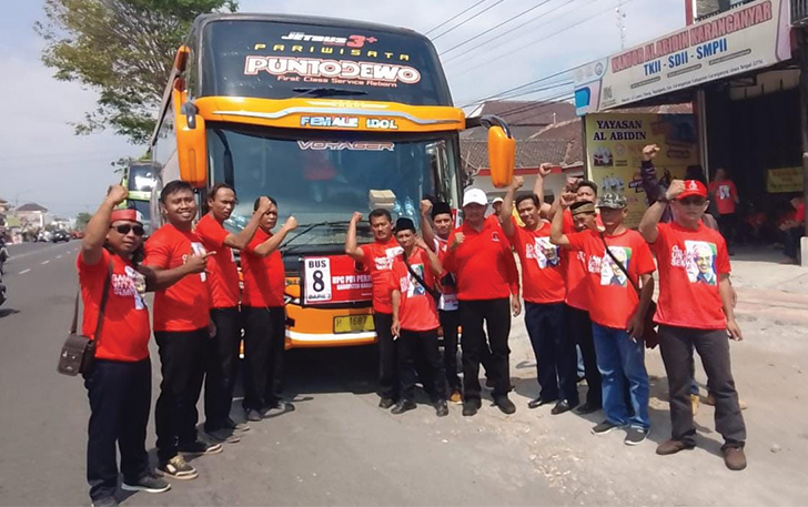 Rombongan DPC PDIP Karanganyar saat akan berangkat ke GOR Jatidiri Semarang mengikuti kegiatan konsolidasi semangat menuju pemenangan Partai dan memberi dukungan kepada Bacapres Ganjar Pranowo, Jumat.