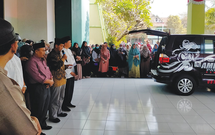 Prosesi Sholat jenazah Dosen UIN Wahyu Dian Silviani yang dipimpin langsung oleh Ketua MUI Sukoharjo Abdulah Faisal, Jumat (25/8).