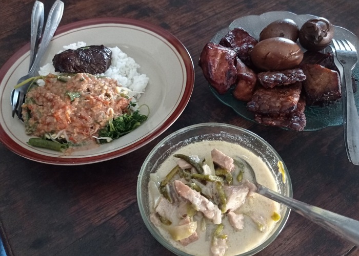 Nasi pecel empal khas Mbah Nemleg di Baturetno, Kabupaten Wonogiri.