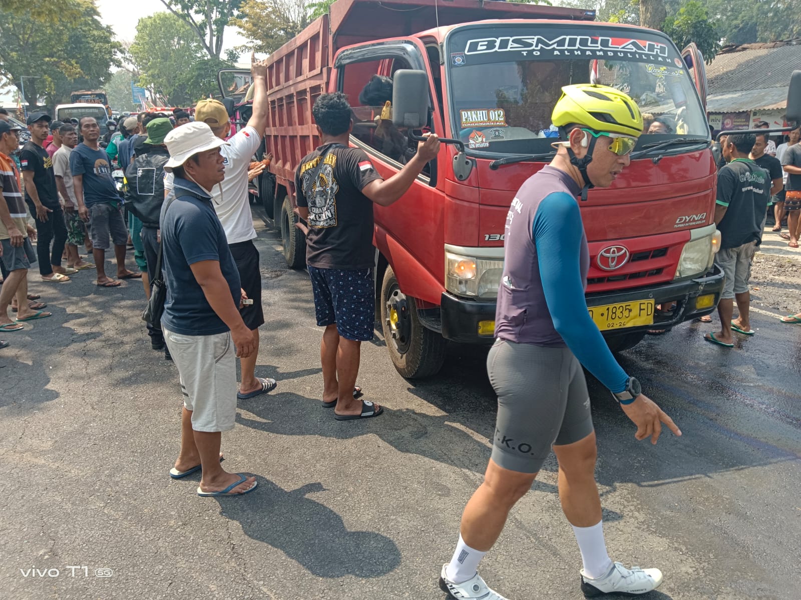 Kapolres Karanganyar AKBP Jerrold Hendra Kumontoy (kanant) turut mengurai kemacetan di lokasi kecelakaan beruntun, Sabtu (26/8/2023).(DOK.POLRES KARANGANYAR)