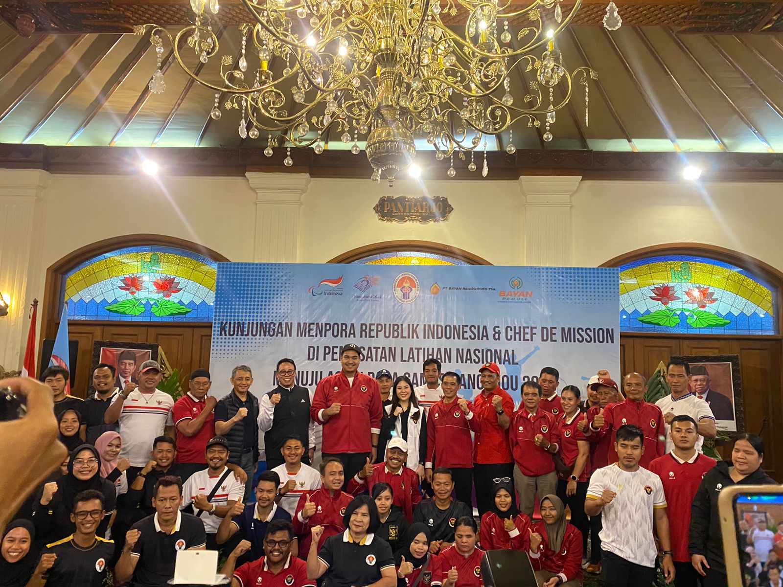 Menpora Dito Ariotedjo (delapan dari kiri) bersama  atlet Asian Para Games Hangzhou di Pelatnas NPC Indonesia, Hotel KSPH, Sabtu (26/8/2023). (MANNISA ELFIRA/RADAR SOLO)