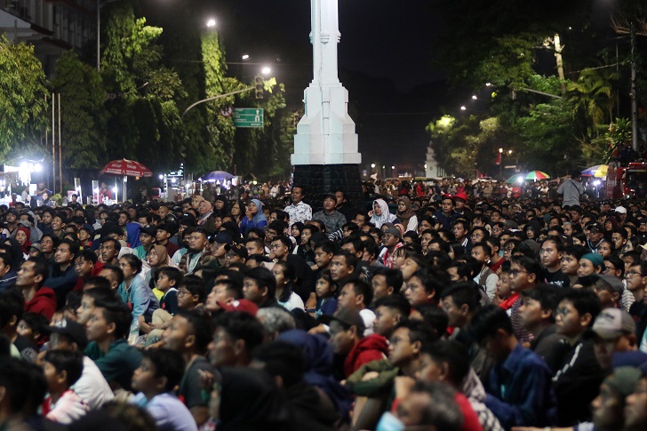 Massa nobar ) partai final Piala AFF U-23 antara Timnas Indonesia dan Vietnam di depan Balai Kota Solo, Sabtu (26/8) malam. (ARIEF BUDIMAN/RADAR SOLO)