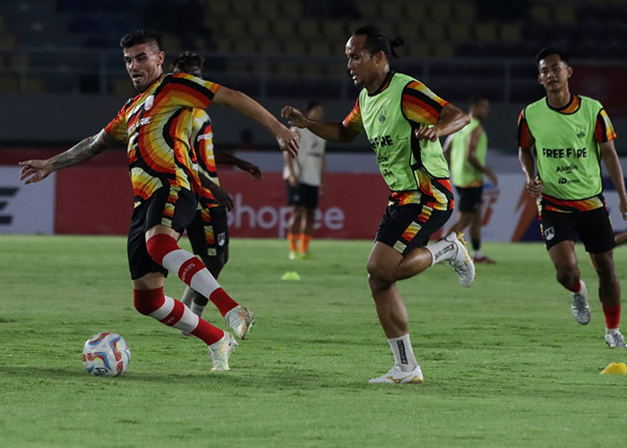 Fernando Rodriguez (kiri) dan Rian Miziar berlatih bersama tim di Stadion Manahan, belum lama ini.
