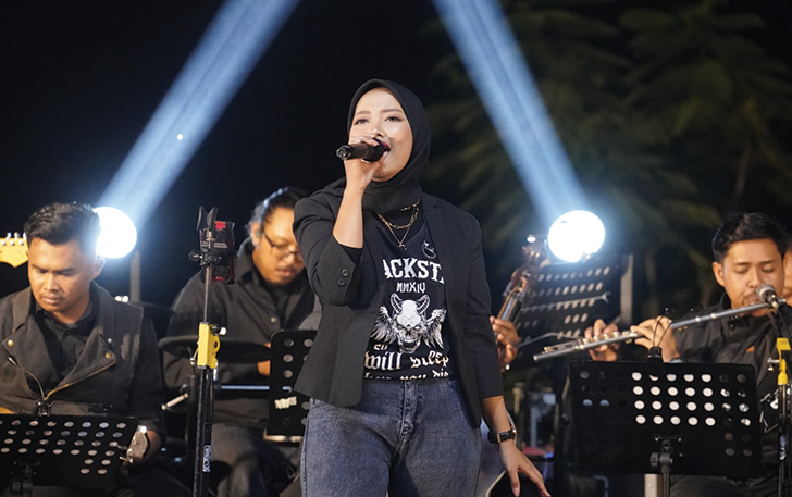 KOLABORASI: Pentas musik keroncong dan rock di Bukit Sidoguro, Desa Krakitan, Kecamatan Bayat, Sabtu (26/8).
