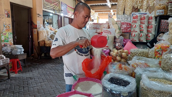 Pedagang beras di Pasar Boyolali Kota melayani pembeli, Senin (28/8/2023). (RAGIL LISTIYO/RADAR SOLO)
