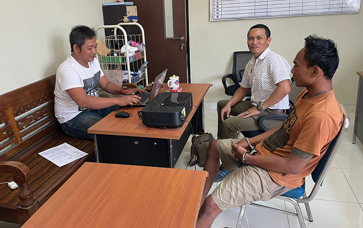 Satuan Reserse Narkoba Polres Sukoharjo tengah menginterogasi IN, pelaku yang menanam (memendam) sabu di lokasi yang disepakati.
