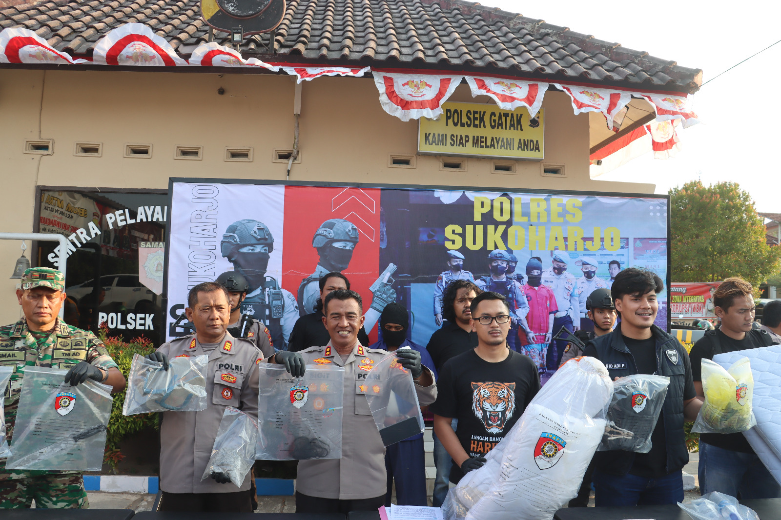 Barang bukti pembunuhan dosen UIN Solo dengan tersangka Dwi Feriyanto. (IWAN KAWUL/RADAR SOLO)