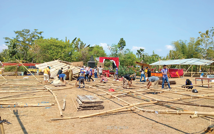 GOTONG ROYONG:  Warga tampak bergotong royong membenahi tratak dan lapak yang ambruk terkena dampak angin kencang di Lapangan Tengklik Kelurahan Tanjungsarim Jatisrono Senin (28/8).
