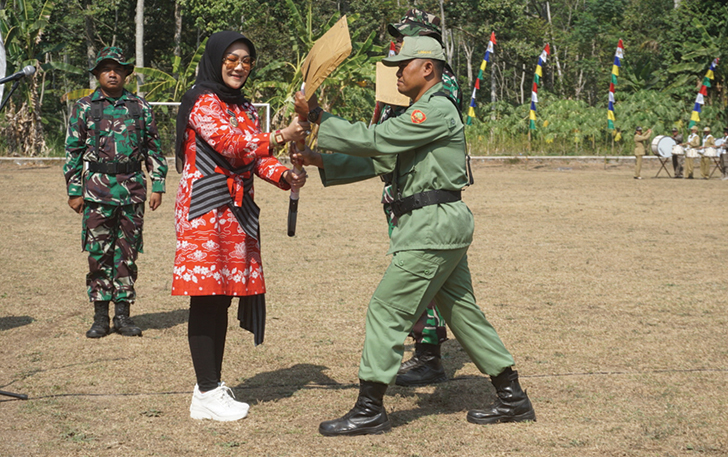 ALAT KERJA: Bupati Klaten Sri Mulyani saat menyerahkan alat kerja sebagai tanda dimulainya pelaksanaan KBMKB di Desa Beteng, Kecamatan Jatinom