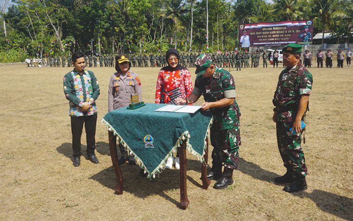 PENANDATANGANAN: Penandatangan berita acara menandai dimulainya pelaksanaan KBMKB di Desa Beteng, Kecamatan Jatinom