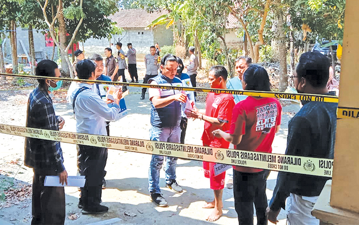 REKA ADEGAN: Rekonstruksi kasus pembunuhan dan mutilasi di Dusun Dumung, Desa Nangsri, Kecamatan Manisrenggo yang menghadirkan tersangka Daud, kemarin (28/8).