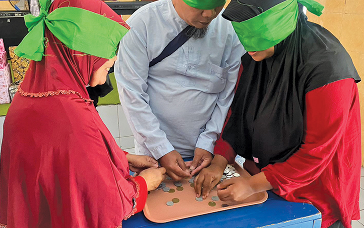 ASAH INDRA PERABA: Uang koin digunakan dalam tradisi di bulan Suro di Kota Solo, belum lama ini. Foto bawah, lomba mengenalu uang koin di RPS Disabilitas Netra Bhakti Candrasa