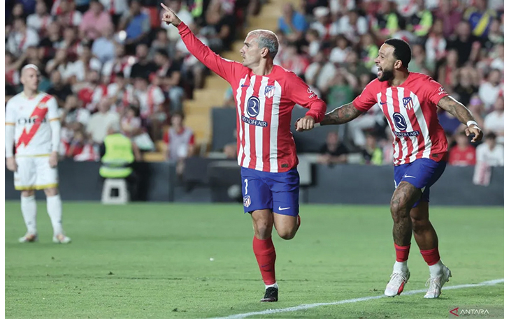 Penyerang Atletico Madrid Antoine Griezmann merayakan gol bersama Memphis Depay pada pertandingan Liga Spanyol melawan Rayo Vallecano di Campo de Futbol de Vallecas, Senin (28/8/2023).