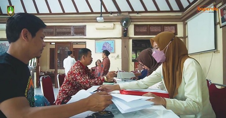 Wajib pajak pelunasi pembayaran PBB P-2 belum lama ini. Bapenda Solo menerapkan kebijakan restitusi untuk mengembalikan kelebihan pembayaran PBB P-2. (DOK.BAPENDA KOTA SURAKARTA)