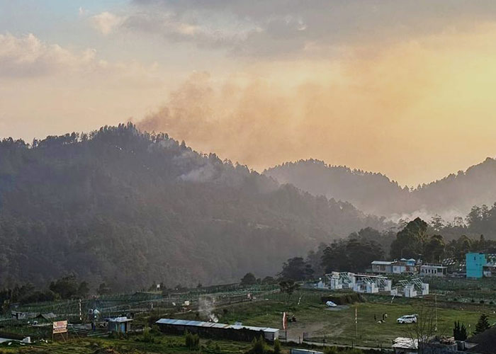 Asap kebakaran terlihat dari lereng Gunung Lawu, Rabu (30/8).