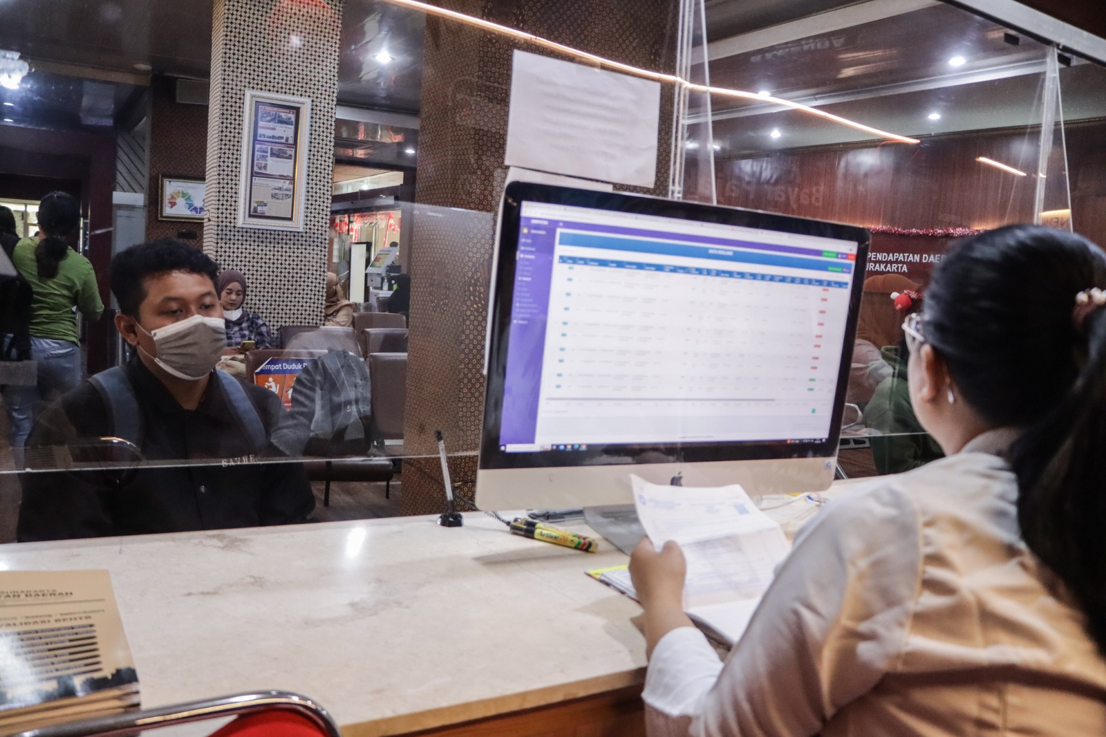 Wajib pajak membayarkan tanggung jawabnya di Bapenda Kota Surakarta (31/8). (M. IHSAN/RADAR SOLO)