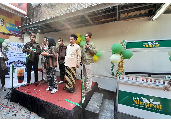 Grand launching outlet Es Teh Ningrat di depan Areta UMS, Jalan Garuda Mas, Pabelan, Kartasura, Kamis (31/8).