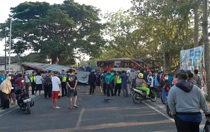EVAKUASI: Petugas dibantu warga berupaya mengevakuasi bangkai bus Eka dan Sugeng Rahayu dari TKP.