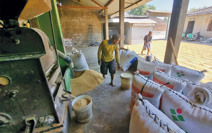 TETAP PRODUKSI: Aktivitas penggilingan gabah di Dusun/Desa Denggungan, Kecamatan Banyudono, kemarin (30/8).