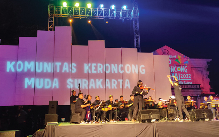 NGURI-URI BUDAYA: Anggota Komunitas Keroncong Muda Surakarta tampil dalam sebuat event.