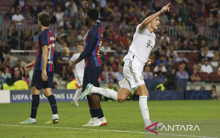 Benjamin Pavard merayakan gol dalam laga Bayern Muenchen vs Barcelona di Camp Nou (26/10/2022). Pemain asal Prancis ini sekarang bergabung dengan Inter Milan.