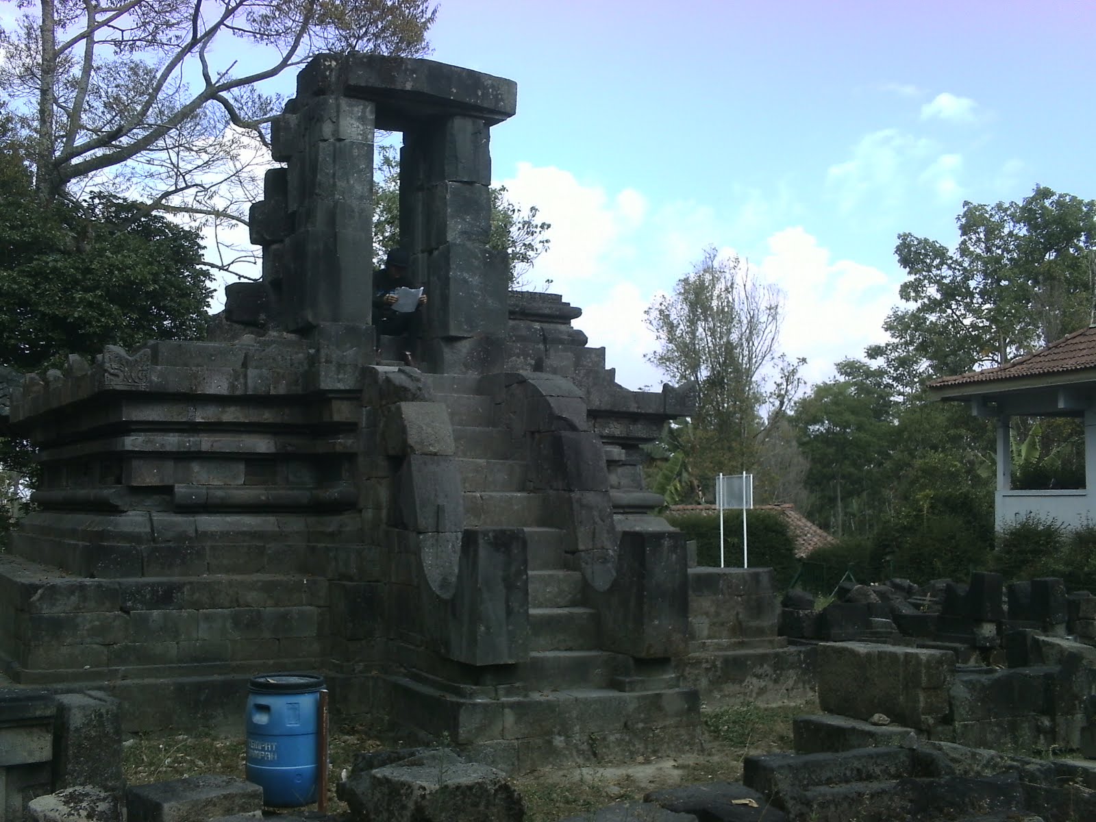 Candi Lawang berada di Desa Gedangan, Kecamatan Cepogo, Kabupaten Boyolali, Jawa Tengah. Situs arkeologis ini berada tepat di belakang rumah warga. (NIKKO AUGLANDY/RADAR SOLO)