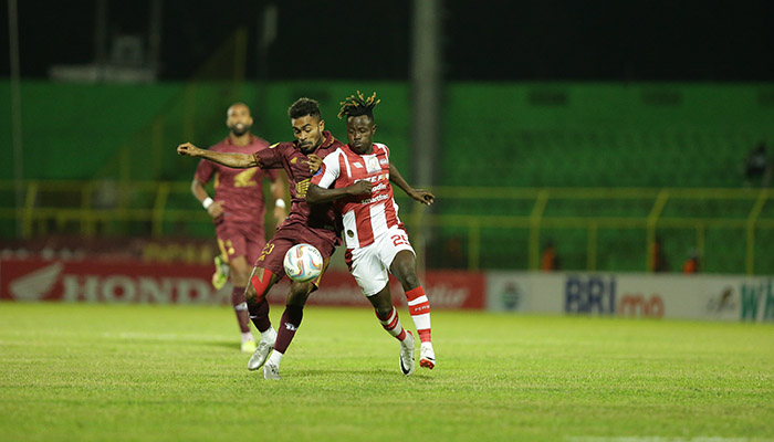 SPARTAN: Gelandang Persis Solo Moussa Sidibe saat bermain melawan PSM makassar (28/8).