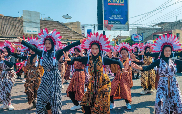 MERIAH: SMK Kesehatan Mandala Bhakti Surakarta menggelar karnaval pendidikan dalam rangka HUT ke-78 Republik Indonesia (31/8).