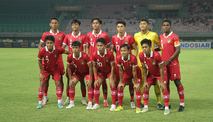 DUTA BANGSA: Bek Timnas U-17 asal Sragen Habil Akbar (tiga jongkok dari kanan) saat hendak melawan Korea Selatan (30/8).