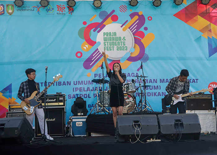Aksi salah satu band lokal di acara festival band di Balai Kota Solo, Jumat (1/9).