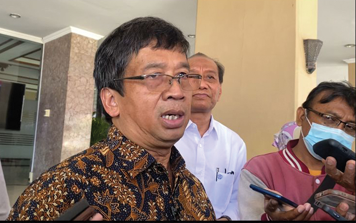 Rektor UNS Jamal Wiwoho beri keterangan kepada sejumlah media.