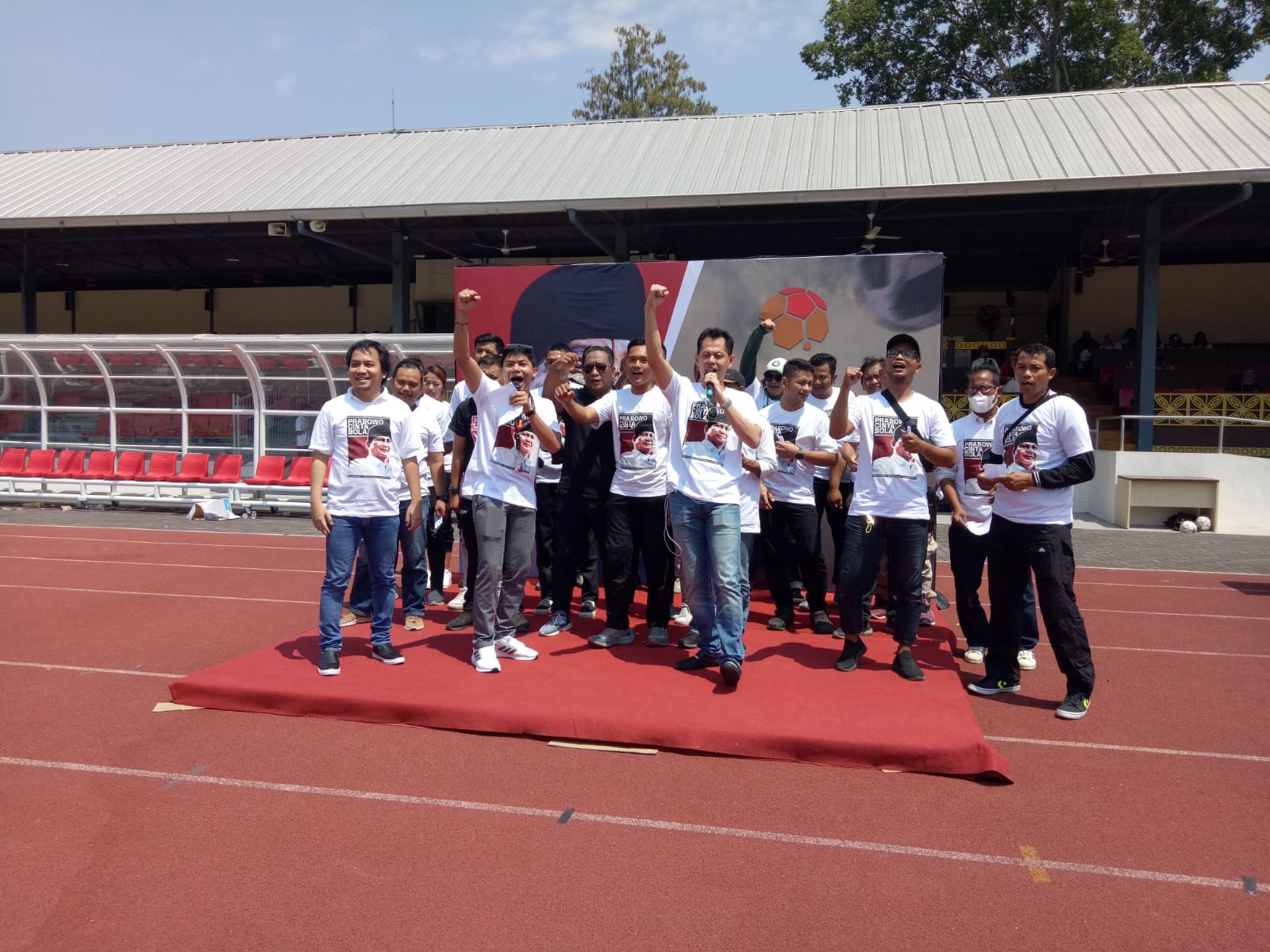 Deklarasi suporter Solo Raya mendukung Prabowo Subianto di Stadion Sriwedari, Sabtu (2/8/2023). (SILVESTER KURNIAWAN/RADAR SOLO)