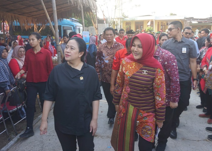 Ketua DPR RI Puan Maharani didampingi Bupati Klaten Sri Mulyani menuju lokasi penyerahan paket bantuan untuk balita stunting di Desa Jonggrangan, Kecamatan Klaten Utara.
