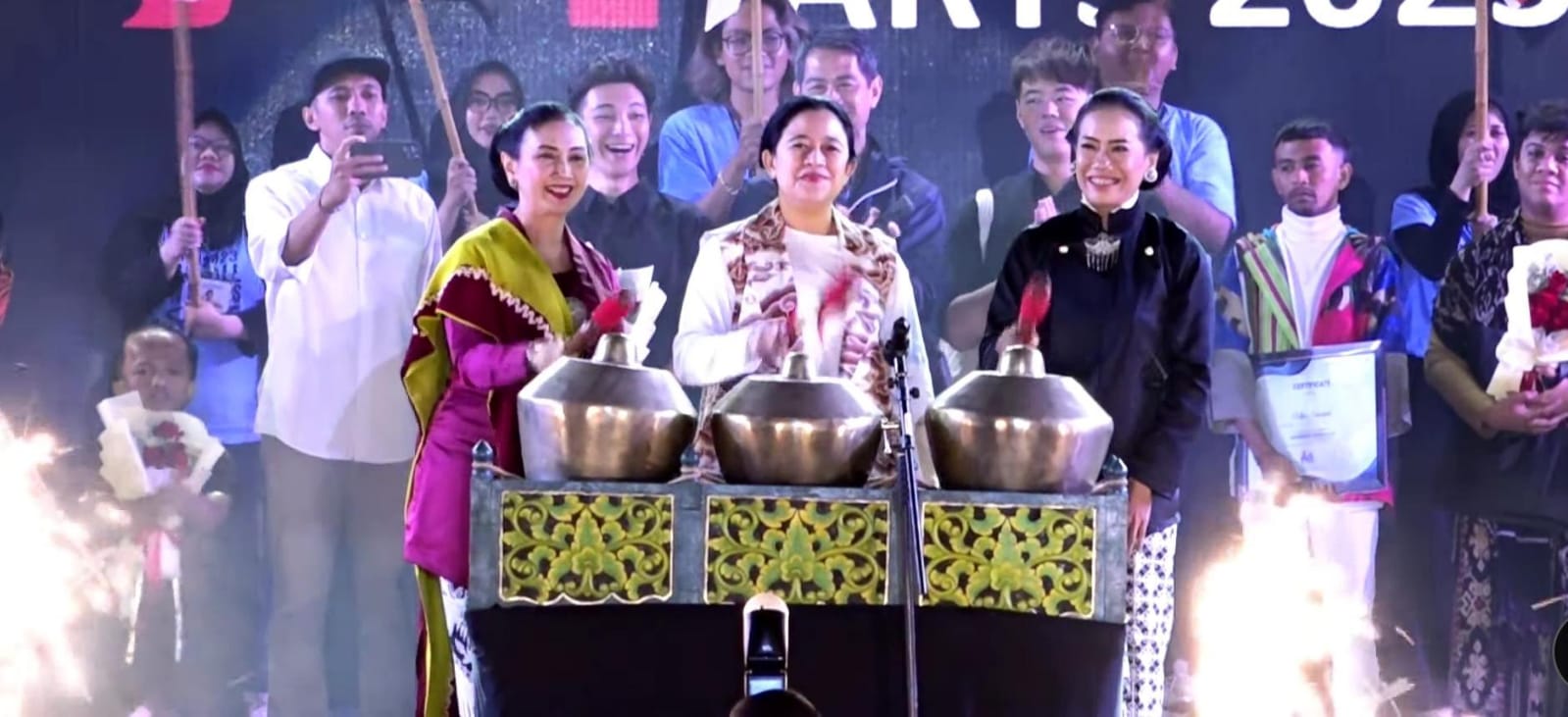 Dari kiri, Direktur SIPA Irawati Kusumoasri, Ketua DPR RI Puan Maharani, dan Maskot SIPA 2023 Wirastuti Sulistyaningsih menutup SIPA 2023, Sabtu (2/9/2023) malam. (ANTONIUS C/RADAR SOLO)