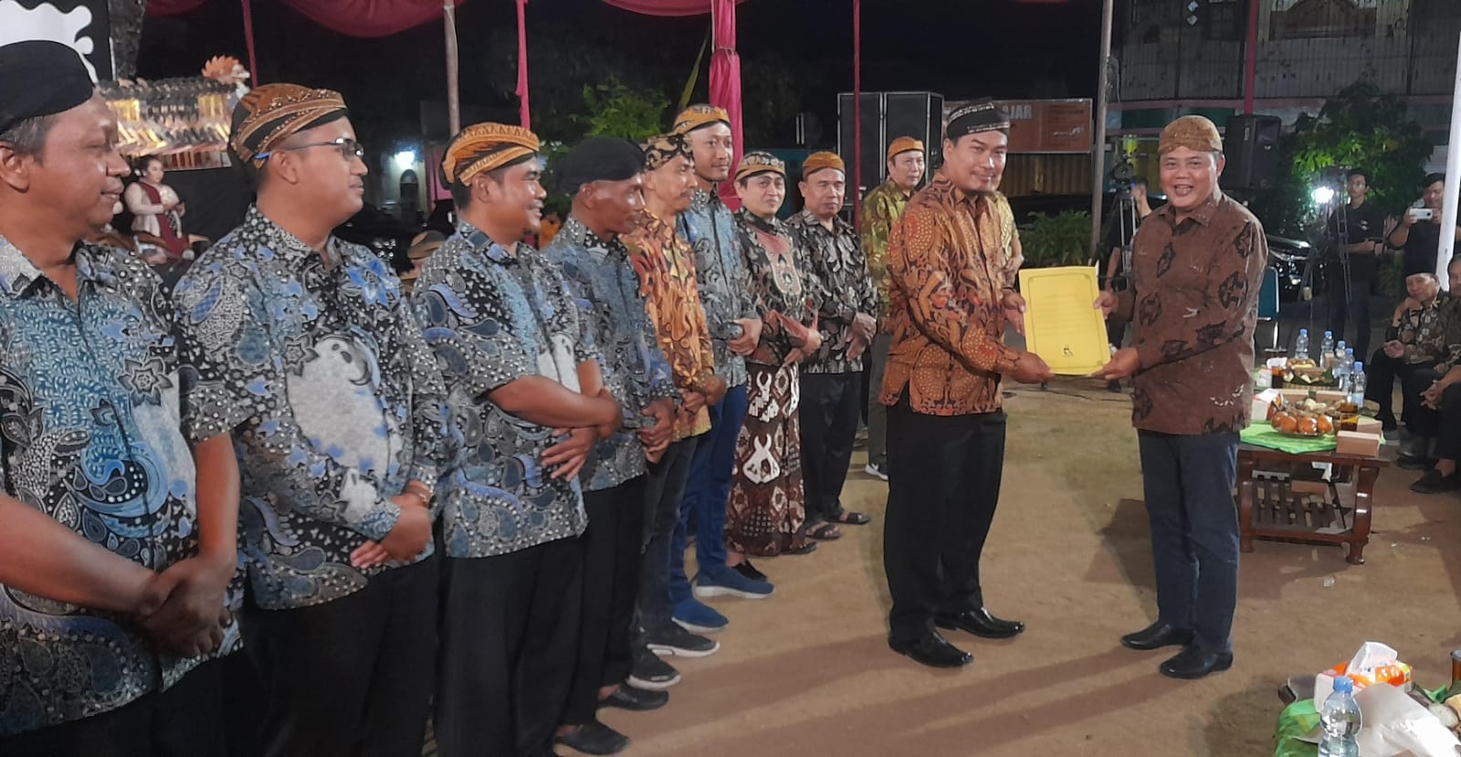 Bupati Karanganyar Juliyatmono meresmikan Pokdarwis Kampung Wayang Jaten, Sabtu (2/9/2023) dini hari. (RUDI HARTONO/RADAR SOLO)