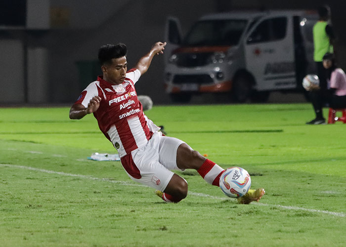 Winger Persis Solo Irfan Jauhari saat bermain dengan tim di Liga 1 musim ini.